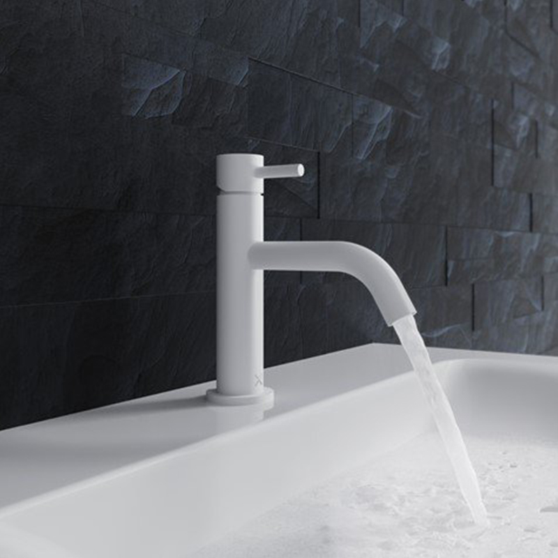 witte kraan met water
